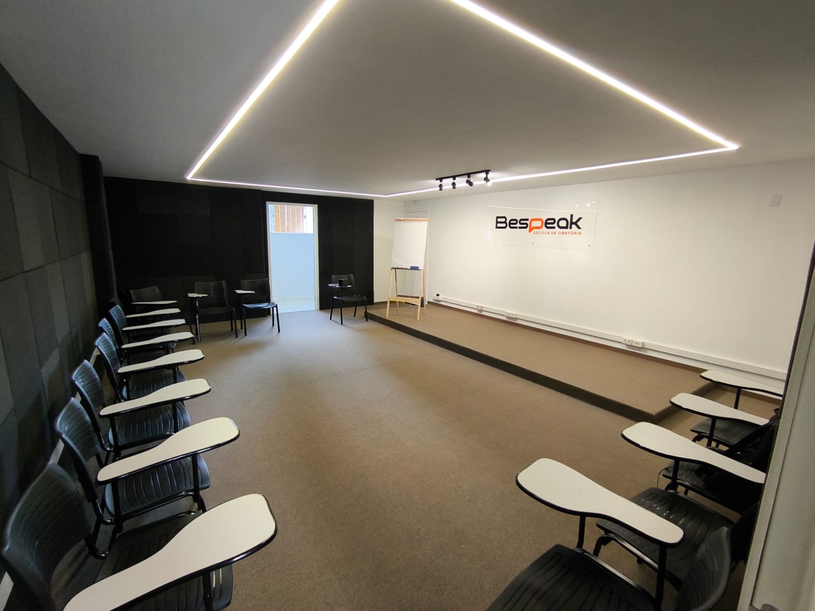 Sala de aula da Bespeak Cascavel com palco