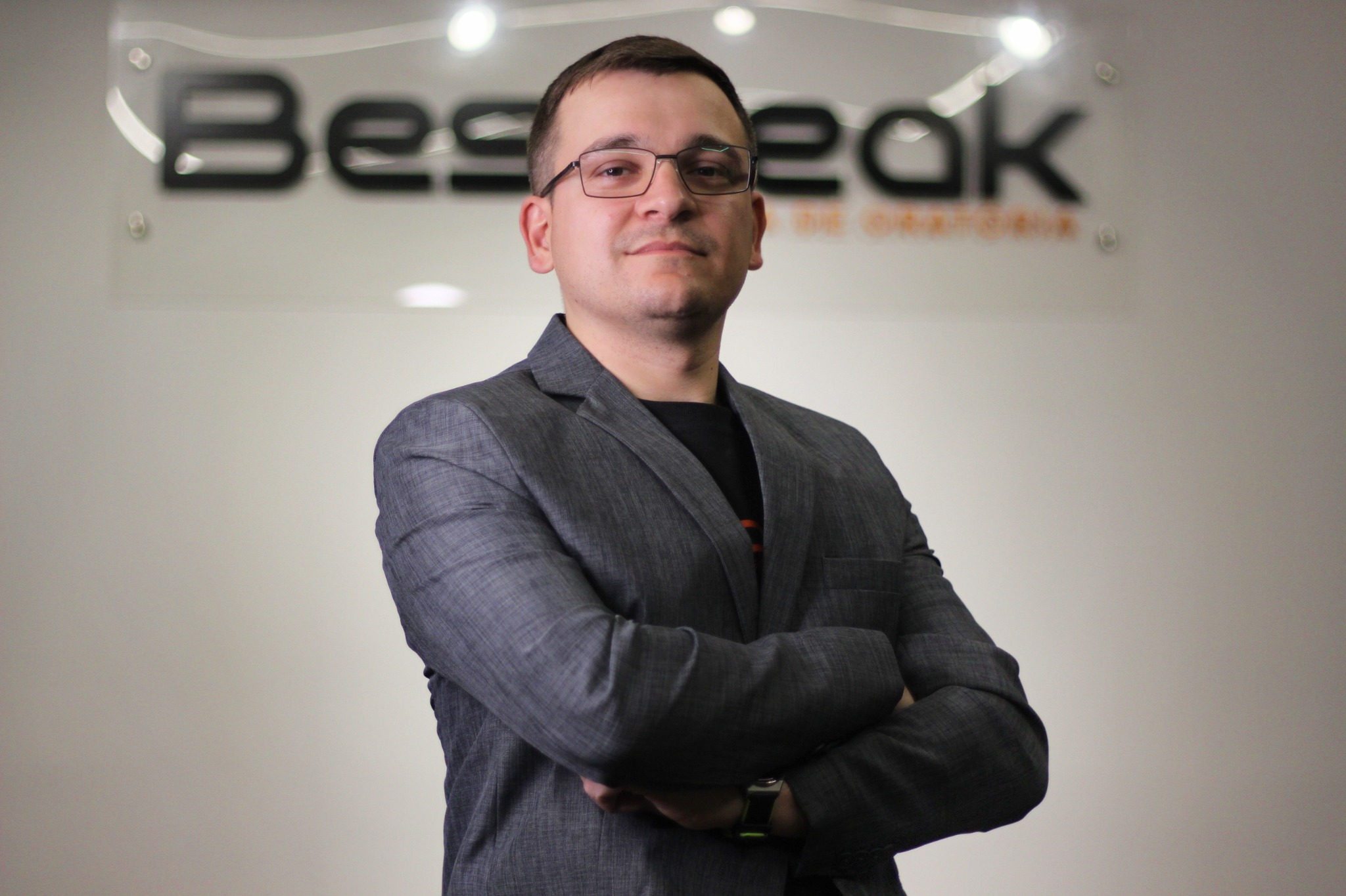Professor da Bespeak Cascavel de braços cruzados